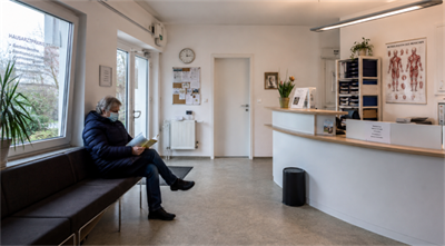a small local clinic in Europe мала локална клиника у Европи